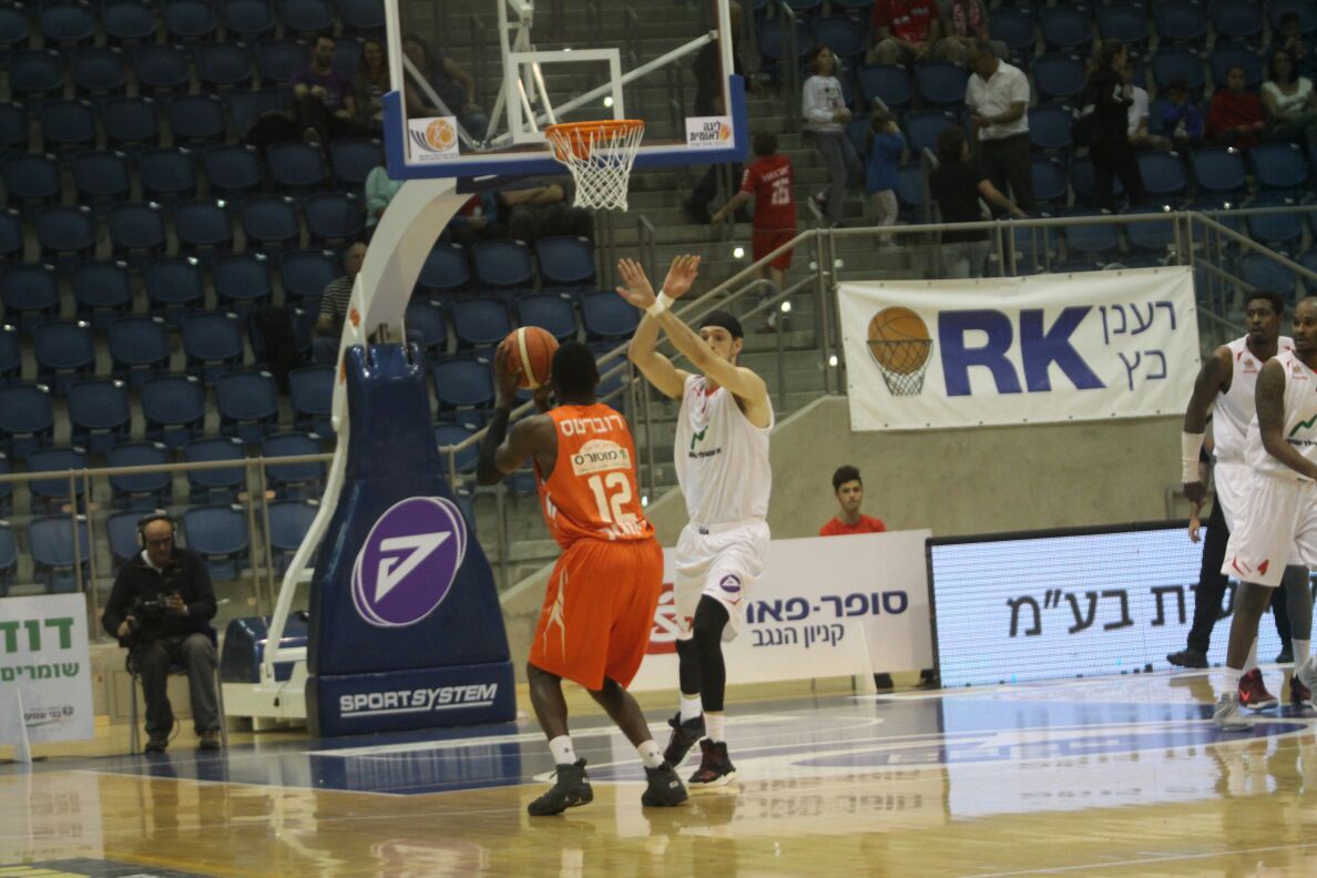 אנטוני פישר צולף מול נס ציונה. לוהט (צילום: שי מוגילבסקי)